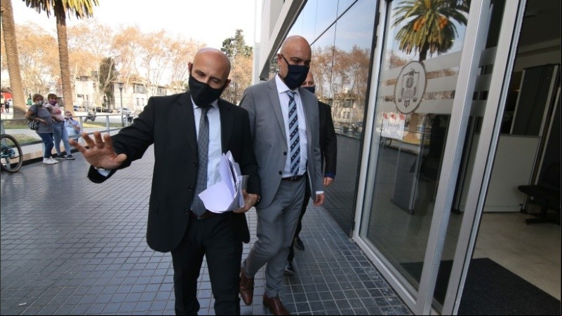 Así entraba Ponce Asahad con su abogado a la audiencia imputativa. 