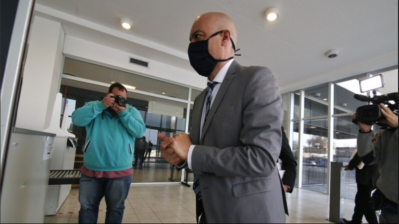 Así entraba Ponce Asahad con su abogado a la audiencia imputativa. 