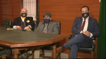 El empresario y sus abogados durante la nota exclusiva con Telenoche.