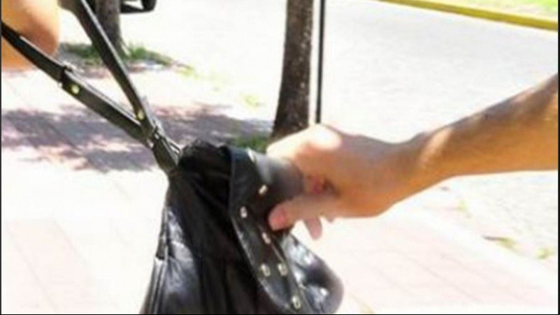 El hecho ocurrió el domingo. Nora no llevaba nada en la cartera.
