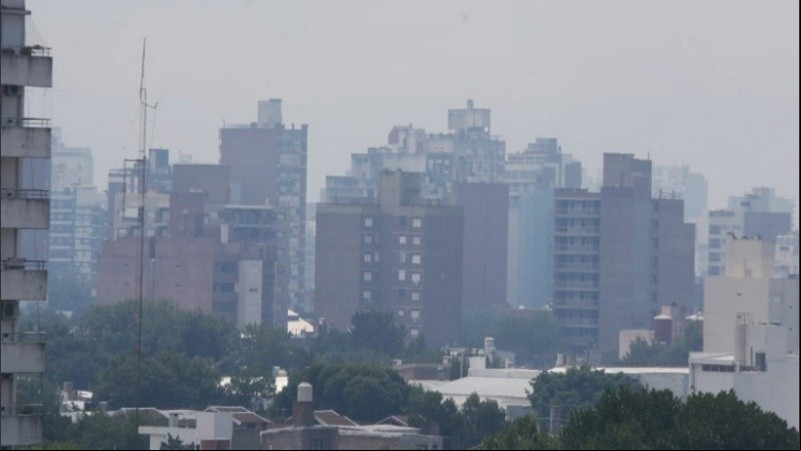 Mucho humo este viernes en Rosario como tantos otras días irrespirables. 