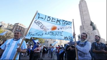 La marcha y banderazo en el Monumento a la Bandera.