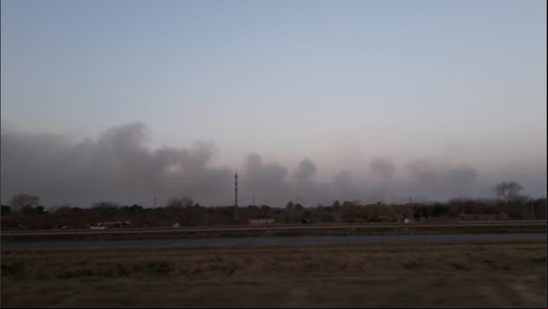 La humareda, visible desde la autopista Rosario-Santa Fe.