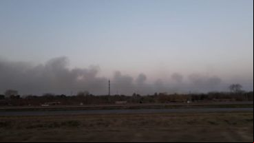La humareda, visible desde la autopista Rosario-Santa Fe.