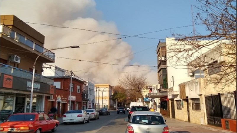Como un tsunami, el humo parecía abalanzarse sobre la ciudad vecina.