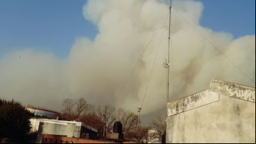 Vecinos registraron el enorme frente de fuego y humo en las islas.