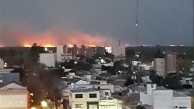 Vecinos registraron el enorme frente de fuego y humo en las islas.
