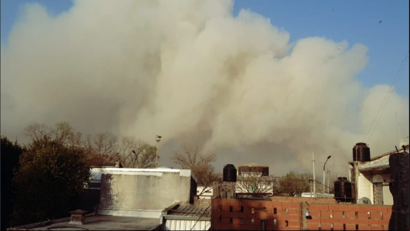 Vecinos registraron el enorme frente de fuego y humo en las islas.