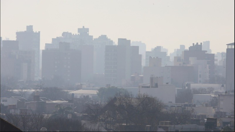Así se vio el humo en la ciudad este martes.