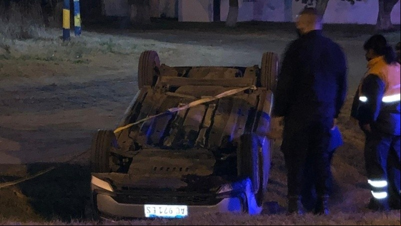 El auto terminó en un zanjón y los vecinos lo dieron vuelta.