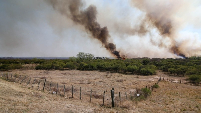 Pasan los meses y el humo continúa frente a Rosario.