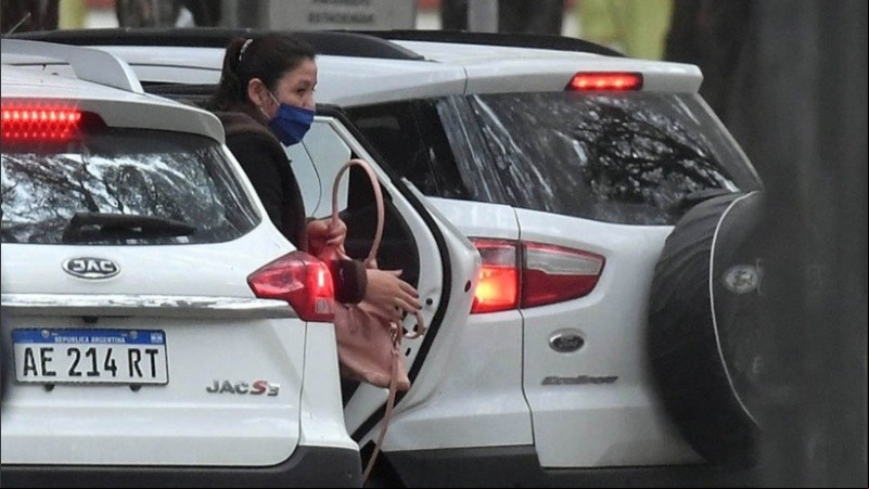 La madre de Facundo Astudillo Castro al llegar al edificio de la ex Esma. 