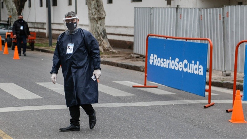 Dos infectados contagian a tres personas. Cada once días se duplican los casos.