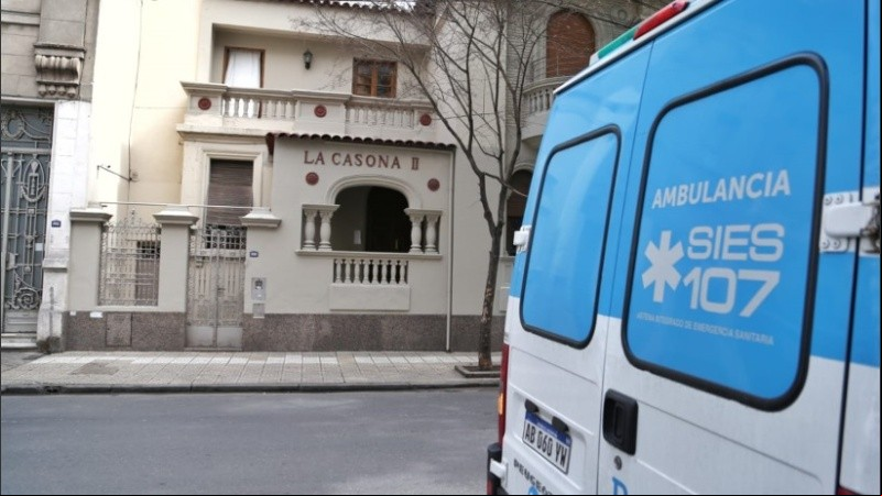 El movimiento frente al geriátrico de Mitre al 1600, donde se detectaron los casos. 