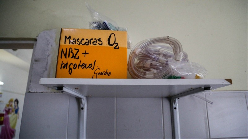 Medicamentos y EPP (Elementos de Protección Personal) en la sala de guardia.