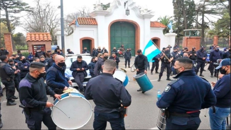 Reclamo policial frente a la Quinta de Olivos.