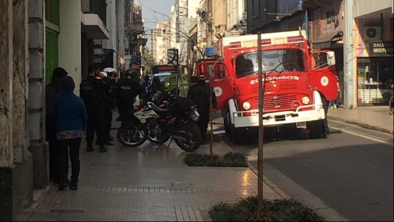 Los bomberos trabajaron en el lugar para controlar el siniestro.
