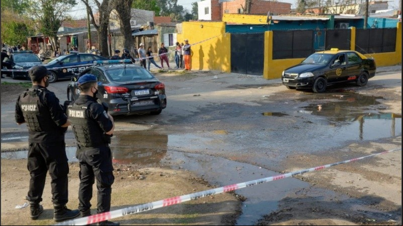 El Fiat Siena tenía impactos de bala y manchas de sangre.