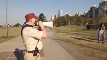 El agente de la GUM en plena tarea este domingo por la tarde.