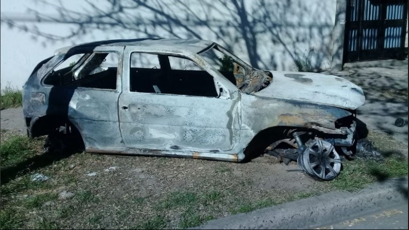 Así quedó el auto prendido fuego.