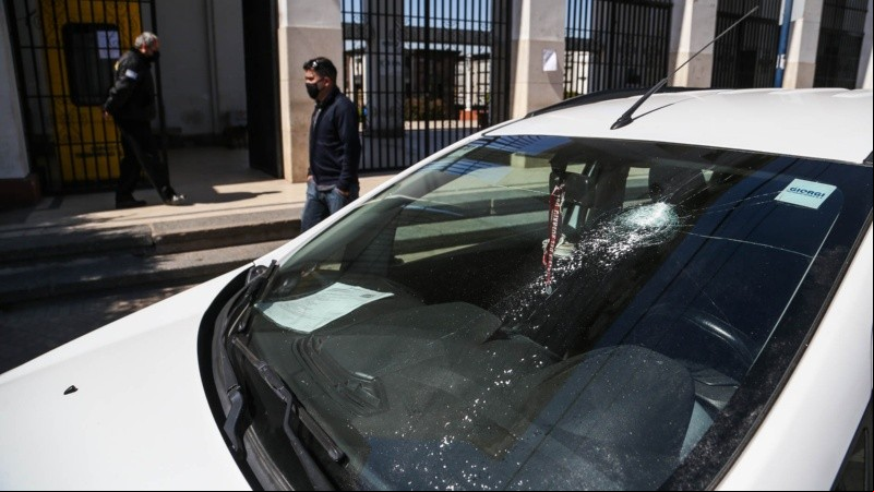 El vehículo con impacto de bala frente al cementerio La Piedad. 