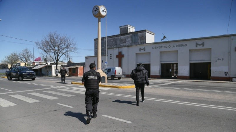 El movimiento policial por el entierro y posterior balacera en el cementerio. 
