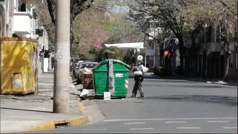 Cada vez son más las personas que deben buscar en la basura algún sustento. 