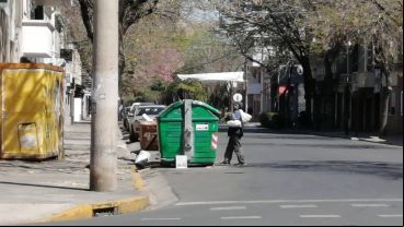 Cada vez son más las personas que deben buscar en la basura algún sustento.