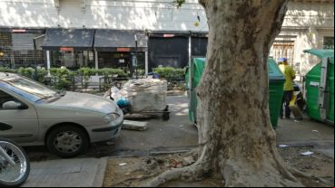 Cada vez son más las personas que deben buscar en la basura algún sustento.