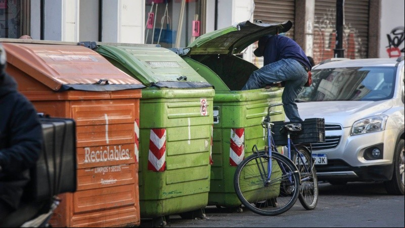 Cada vez son más las personas que deben buscar en la basura algún sustento. 