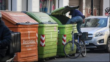 Cada vez son más las personas que deben buscar en la basura algún sustento.