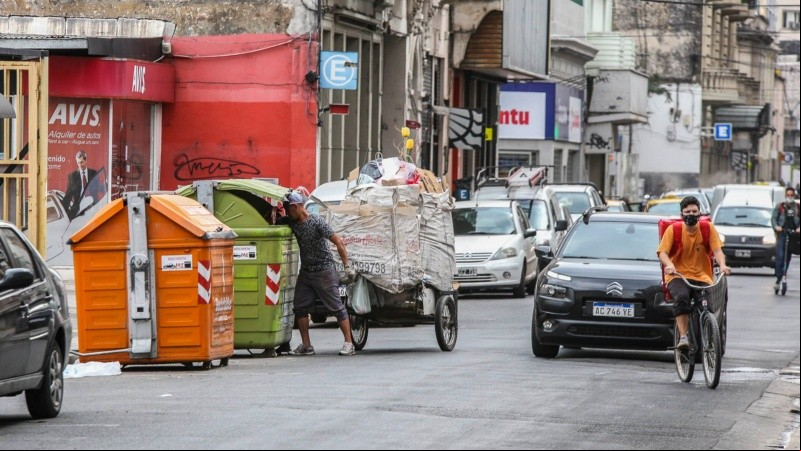 Cada vez son más las personas que deben buscar en la basura algún sustento. 