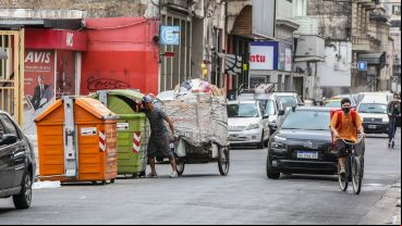Cada vez son más las personas que deben buscar en la basura algún sustento.