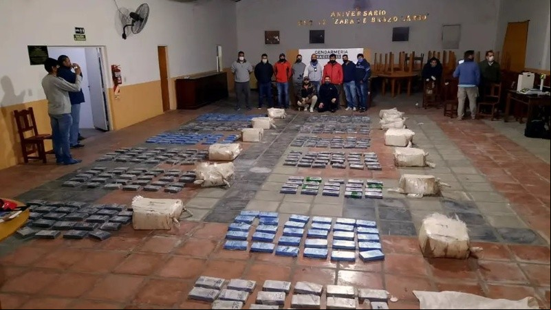 Gendarmería incautó 382 kilos de cocaína en una casa de Ibarlucea.