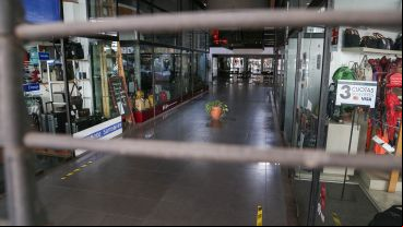 Persianas bajas por el Día del Empleado de Comercio.