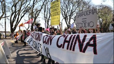 Los manifestantes cerca del lugar en el que hablaría Alberto Fernández.