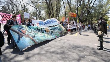 Los manifestantes cerca del lugar en el que hablaría Alberto Fernández.