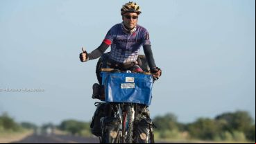 Favio con su bicicleta por los caminos del mundo.