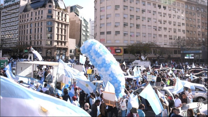 Globos y banderas en el Obelisco.