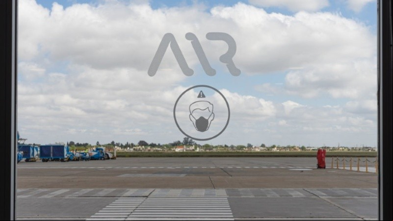 La nueva señalética con las medidas de bioseguridad en el aeropuerto.