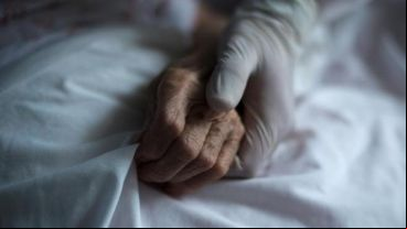 El marco dramático que plantea la muerte en aislamiento y soledad provoca un sufrimiento inusitado tanto en la persona por morir, como en su entorno afectivo.