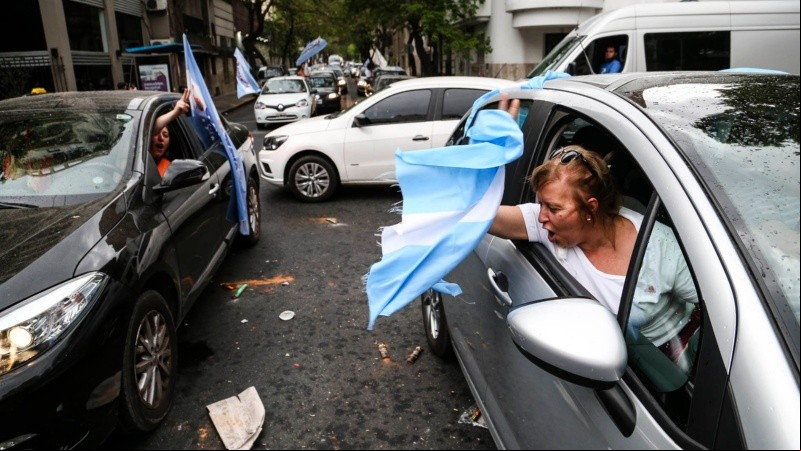 Postales de la caravana peronista este sábado 17 de octubre por las calles de Rosario. 