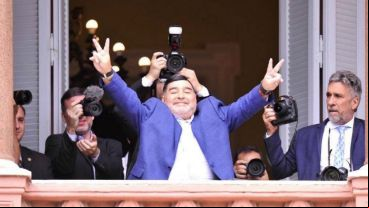 Diego en la Rosada con los dedos en V.