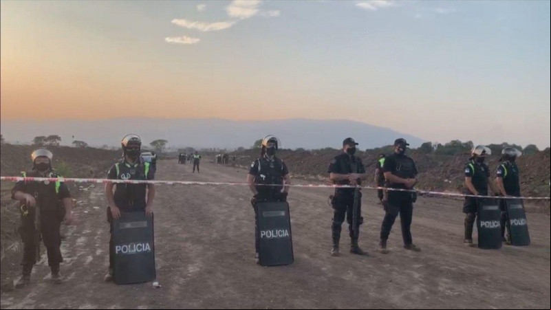 La policía custodiando el descampado en el que fue encontrado el cadáver de la pequeña. 