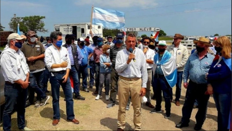 Afuera de la estancia: Luis Etchevehere con ruralistas. Adentro: Dolores con el grupo de Grabois.
