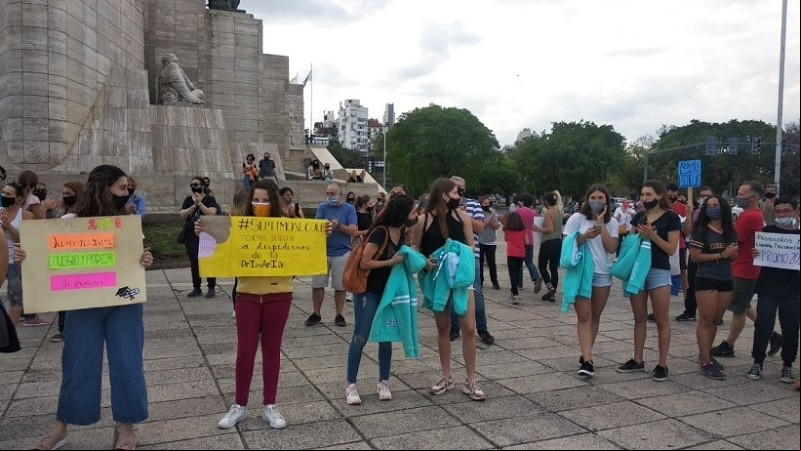 Postales del reclamo de la Promo 2020 en el Monumento.