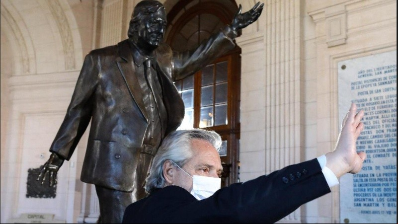 Alberto Fernández con la estatua de Néstor Kirchner en el CCK. 