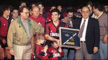 Diego recibe una placa antes del partido contra Emelec el 7 de octubre del 1993. (Foto: Carlos Ronga)