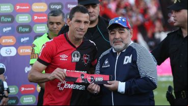 El capitán de Newell´s, Maxi Rodríguez, junto a Diego Maradona. (Alan Monzón/Rosario3)