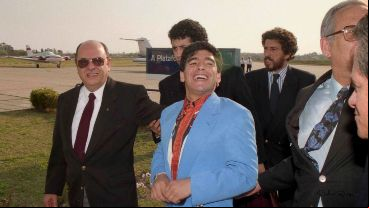 El 13 de septiembre de 1993 Maradona llega en avión al aeropuerto de Rosario. (Foto: Carlos Ronga)